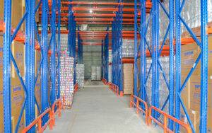 Kệ chứa hàng Double Deep Racking cũng là dạng kệ lựa chọn (Selective Racking) được lắp ghép từ hai dãy kệ đôi Selective Racking đấu lưng vào nhau. Do đó giảm được lối đi dành cho xe nâng hàng, tăng diện tích sử dụng nhà kho.