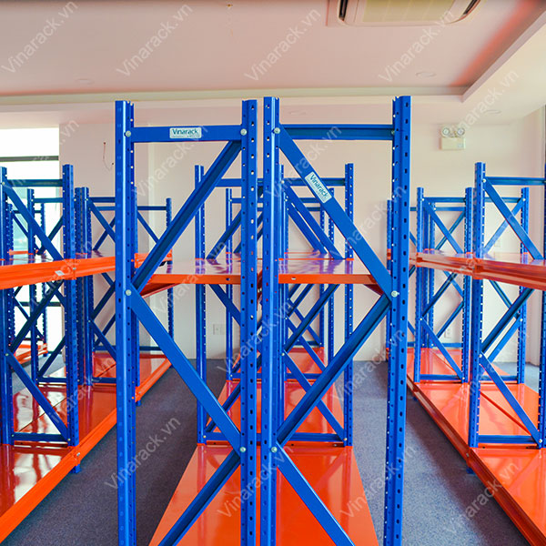 Kệ flow rack chứa thùng carton